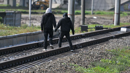 Гулявших на железной дороге в Адыгее детей ударило током 