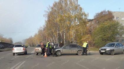 Легковушка протаранила ВАЗ на перекрестке в Новокузнецке