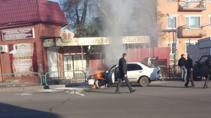 Легковушка загорелась около пекарни в Киселевске