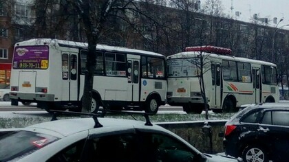 Две маршрутки столкнулись в Кемерове на остановке
