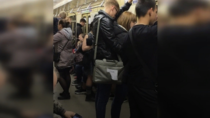 Парень проехал в метро Новосибирска с пикантным объявлением 