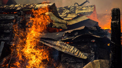 14 человек тушили загоревшиеся здание и дом в Кузбассе