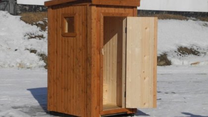 Деревянный туалет для должников установили в Иркутске
