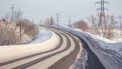 Водитель едва не замерз в заглохшем посреди кузбасской трассы автомобиле
