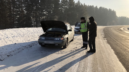 Водитель легковушки едва не замерз на трассе в Кузбассе