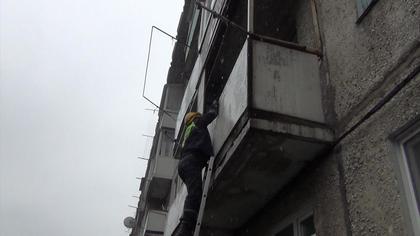 Кемеровские спасатели через балкон попали к пожилой кемеровчанке