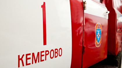 Пожарные тушили загоревшийся в Кемерове торговый павильон