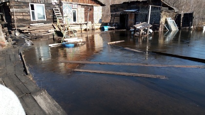 Талая вода подтопила дома в Междуреченске