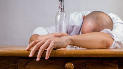 Россиян предложили проверять на алкоголь на работе