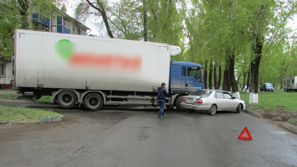 Иномарка и фура столкнулись в Кузбассе: поиск свидетелей