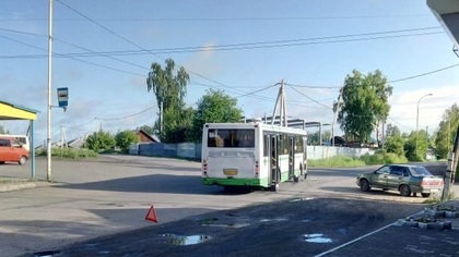 Автобус и легковушка столкнулись около магазина в Кузбассе