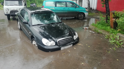 Автомобиль провалился в затопленную яму в Новокузнецке