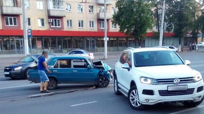 Плевать на ПДД: внедорожник и ВАЗ столкнулись в Кемерове