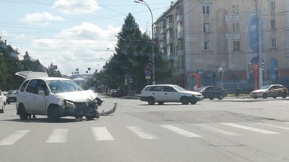 Иномарка в хлам: ДТП произошло в центре Кемерова