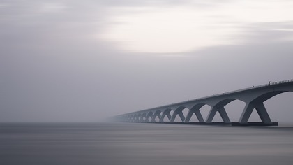 Голая девушка спрыгнула с 45-метрового моста в Португалии