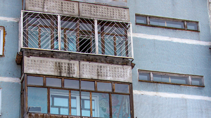 Кемеровчанин чуть не рухнул с балкона многоэтажки