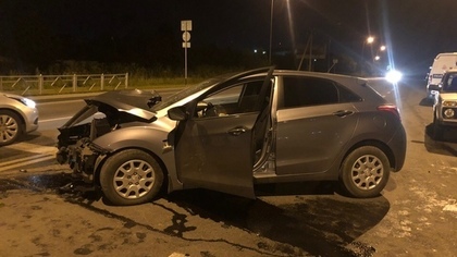 Иномарка серьезно пострадала в ДТП на развязке в Кемерове