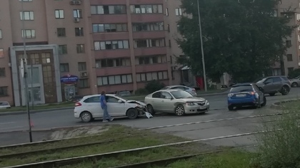 Столкновение двух автомобилей у трамвайных путей произошло в Кемерове
