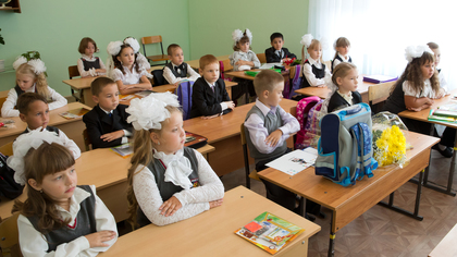 Школа-рекордсмен в Краснодаре провела четыре праздничных линейки 