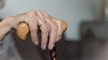 Кемеровская пенсионерка во время драки с молодым грабителем сломала палец