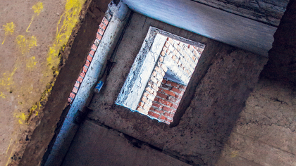 Кузбасских инвалидов заставляли жить в аварийном доме с выбитыми окнами