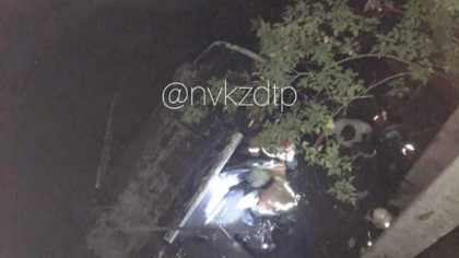 Девушка погибла при падении иномарки с моста в Новокузнецке