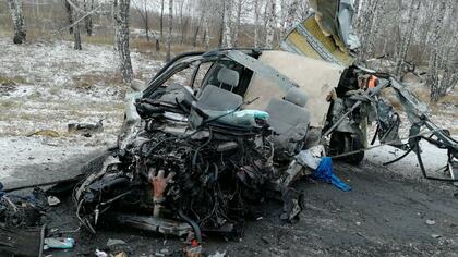 Водитель легковушки чудом выжил в лобовом ДТП с грузовиком под Омском
