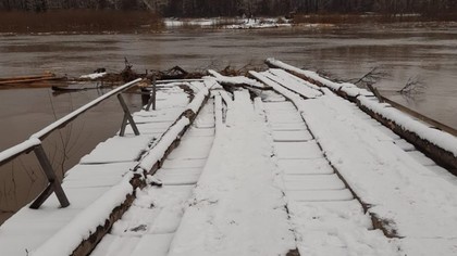 Река Кия разрушила мост под Мариинском