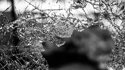 Мужчина разбил лобовое стекло автомобиля оппонентки лопатой в Шерегеше