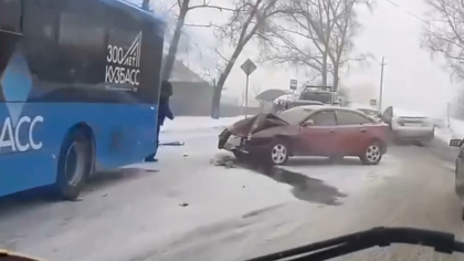 Иномарка протаранила автобус в Кемерове