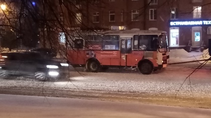 Маршрутка сломалась посреди оживленного проспекта в Кемерове