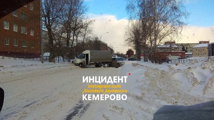 Клин из автомобилей полностью перекрыл улицу в Кемерове