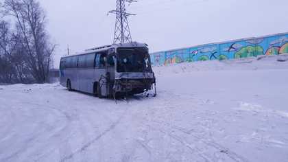 Фото с последствиями столкновения автобуса и поезда в Кузбассе появились в Сети