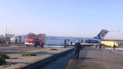Пассажирский лайнер без шасси приземлился на городскую улицу в Иране