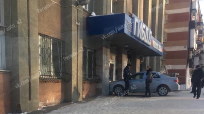 Кемеровский автолюбитель попытался заехать в городскую ГИБДД на машине