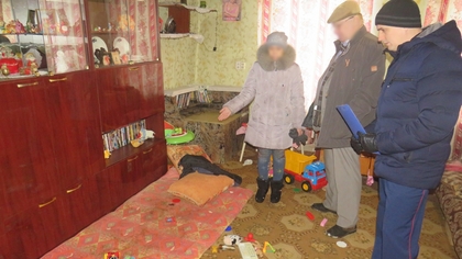 Мать заперла детей без еды в холодном доме в Кировской области