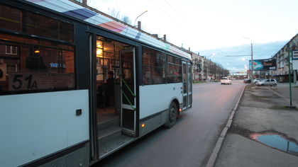 Автобус лишил электричества улицу в кузбасском поселке