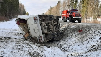 Пассажирский автобус слетел с дороги в Архангельской области