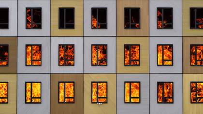18 человек тушили пожар в новокузнецкой многоэтажке