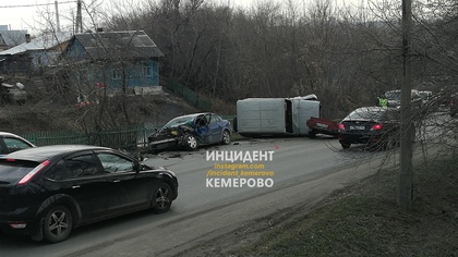 Фотографии с места серьезного ДТП в Кемерове появились в Сети