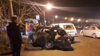 Машина и остановка превратились в груду металла после ДТП в Кузбассе