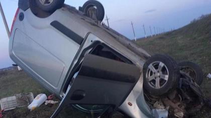 Водитель погиб в перевернувшемся минивэне на трассе в Саратовской области