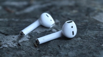 Наушник AirPods взорвался в ухе у жителя Китая