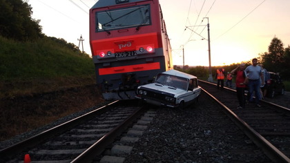 Поезд врезался в автомобиль пьяной компании в Кузбассе