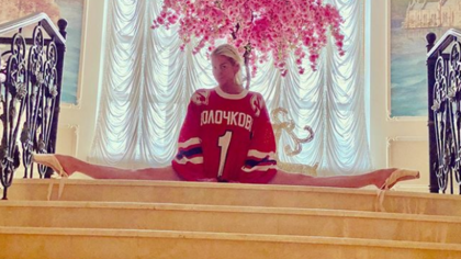 Волочкова продемонстрировала шпагат в футболке из Новокузнецка