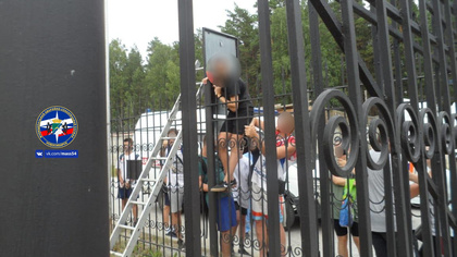 Юноша насадил руку на пику в попытке перелезть забор в Новосибирске