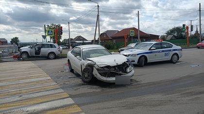 Иномарка снесла светофор в результате ДТП с тремя пострадавшими в Кузбассе