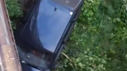 Автомобилистка в Кемерове после наезда на припаркованные машины врезалась в многоэтажку