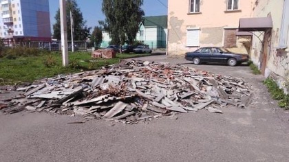 Коммунальщики устроили свалку из черепицы под окнами дома в Кузбассе