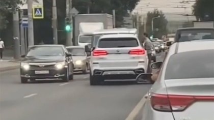 Автомобилист без номеров объехал пробку по встречке в Ростове